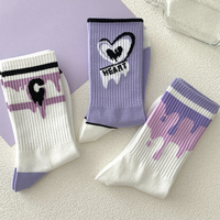 Chaussettes montantes polyvalentes personnalisées violettes pour femmes, écologiques, respirantes, pour sports d'hiver, en polyester, avec logo sur le bord et impression numérique sur le corps.