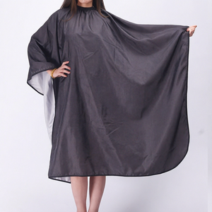 Cape de coiffure portable en caoutchouc noir avec logo personnalisé Leeons pour salons de coiffure - Product Image 1