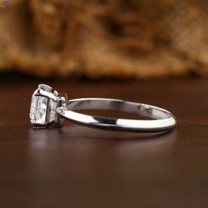 1.25 TDW แหวนเพชรโซลิแทร์แบบเบาะสีขาวทอง V วงขอบมีเพชร cvd/hpht หินเพชร - Product Image 3