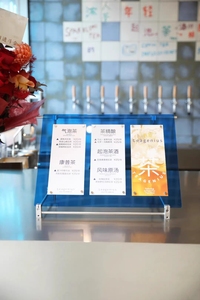 Support de menu en acrylique givré avec support en acier inoxydable, idéal pour la présentation de signes manuscrits sur comptoir de <span class=keywords><strong>bar</strong></span> ou café – Offre Spéciale - Product Image 5