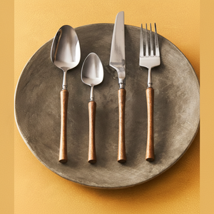 Couverts modernes en acier inoxydable avec manche en bois, ustensiles en métal élégants pour les cuisines contemporaines, prise en main écologique et confortable. - Product Image 1