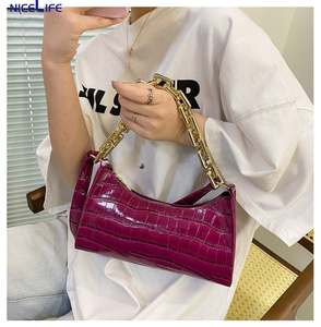 2025 à <span class=keywords><strong>la</strong></span> mode dames en relief aisselle sac nouvelle génération pierre chaîne décorée main transporter épaule sac à dos femmes messager - Product Image 5