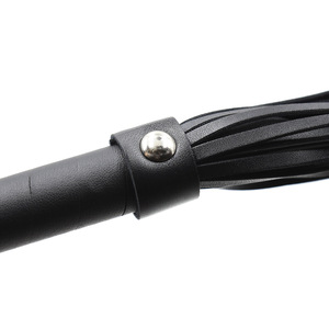Nuevo látigo de cuero negro con doble adorno de tachuelas y flecos finos, accesorio de escenario, látigo de juguete para espectáculos, látigo erótico para bondage SM - Product Image 3