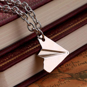 Accesorios estilo celebridad, banda One Direction, collar de avión de papel x003 - Product Image 1