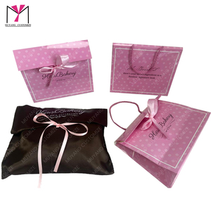 Bolsa de satén para extensiones de cabello Hair Bakery, empaque de regalo de lujo, logotipo personalizado impreso, cierre con cinta rosa - Product Image 6
