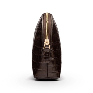 Sac cosmétique en cuir de crocodile personnalisé, forme demi-lune tendance 2026, fermeture éclair, marron, imperméable, doublure contrastante, certifié BSCI - Product Image 4