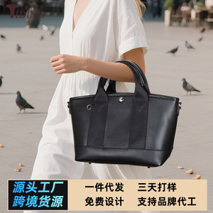 กระเป๋าโท้ทหนังแท้สำหรับผู้หญิง Tiding สีดำ ความจุขนาดใหญ่ พร้อมตัวล็อคแม่เหล็ก กระเป๋าสะพายไหล่ลำลอง ฤดูใบไม้ผลิ 2024 - Product Image 4