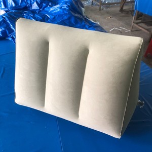 Almohada inflable de PVC con forma triangular, respaldo de color sólido para acampar al aire libre, dispositivo de soporte cómodo para viajes - Product Image 1