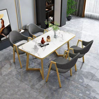Ensemble complet de table à manger avec plateau en marbre, base dorée et chaises rembourrées