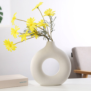 Vase Donut en Céramique Moderne Nordique, Design Circulaire Créatif Mat pour Salon, Bouteille Décorative Irrégulière Faite à la Main pour Fleurs - Product Image 4