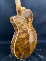 Guitare électrique jazz personnalisable Yunzhi de 15 pouces, corps creux artisanal avec touche en ébène et érable strié pour lutier