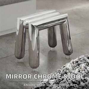 Tabouret bas en métal chromé miroir, sculptural, à triple tube, avec assise et pieds courbés et évasés, style minimaliste pour salle de bain - Product Image 2