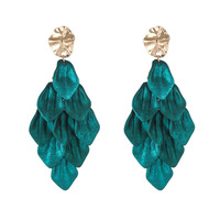 Anting-anting pesta wanita berlapis emas, desain bunga warna-warni, model jatuh, dengan detail kelopak akrilik yang besar dan rumbai panjang, tersedia dalam 15 warna.