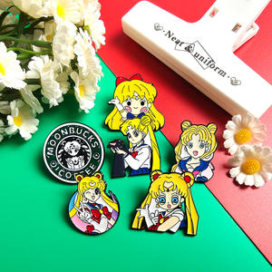 Pin de Metal con Diseño de Personaje de Anime Sailor Moon, Broche de Aleación con Forma de Corazón, Accesorio con Técnica de Grabado Digital - Product Image 3