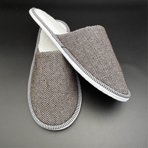 Chaussons de luxe à bout fermé, semelle épaisse, en tissu chevron marron et blanc, pour hôtel, usage intérieur - Product Image 1