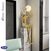 Sculpture de style nordique en fibre de verre renforcée de plastique, représentant une figure abstraite en position assise, frappant un ballon, décoration d'intérieur