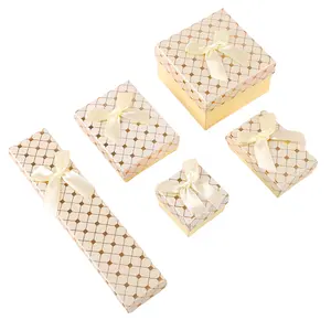 핑크 컬러 매트 금박 스탬핑 로고 리지드 링 라운드 튜브 선물, 흰색 스폰지 인서트가있는 포장 보석 상자/