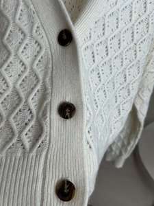 Pull en laine/cachemire pour femme luxueux à col en V, tricoté à l'ordinateur, blanc, logo sur le devant, élégant, décontracté, superposable, respirant, stylé - Product Image 4