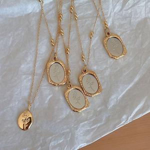 Collana da Donna in Acciaio Inossidabile <span class=keywords><strong>con</strong></span> Ciondolo a Quadrato Magico Inciso, Catena <span class=keywords><strong>con</strong></span> Perline Placcata Oro e Piccolo Specchietto Integrato - Product Image 2