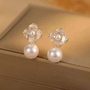 Pendientes de Botón de Cobre con Incrustaciones de Diamantes Simples, Perla de Imitación Chapada en Oro, Diseño de Nicho Elegante y Moderno de Lujo Ligero para Mujer - Product Image 6