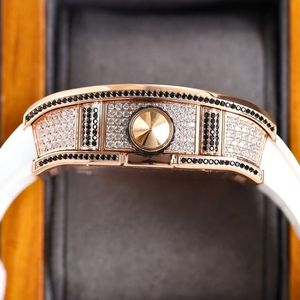 Montre de luxe pour homme plaquée or rose, sertie de diamants, avec cadran squelette en cristal saphir et bracelet en caoutchouc noir, mouvement mécanique, entièrement sertie de pierres. - Product Image 5