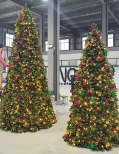 Grand sapin de Noël extérieur pré-éclairé personnalisable en taille avec lumières LED décoratives - Product Image 2