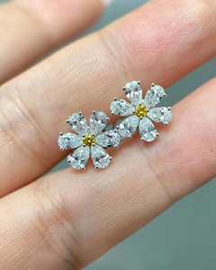 Pendientes de Flor con Diamantes de Laboratorio - Plata de Ley S925, Base de Plata, Hechos a Mano, Hipoalergénicos, Brillantes - Product Image 6