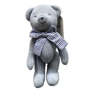 柔らかい綿100% 編みウールクマのおもちゃ柔らかい白い座っているリボンクマの人形のおもちゃ