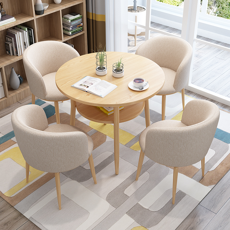 Sedia in tessuto con gambe in legno chiaro color avorio.