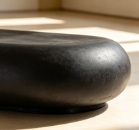 Table basse en fibre de verre aspect ciment noir Wabi Sabi, moulée d'une seule pièce, forme irrégulière ovale arrondie, forme de galet, table de salon
