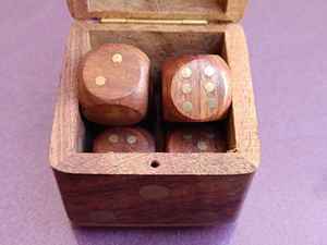 Dados de Madera Premium Hechos a Mano con Habilidad Artesanal que Ofrecen un Acabado Suave, un Lanzamiento Equilibrado y una Experiencia de Juego Elegante - Product Image 3