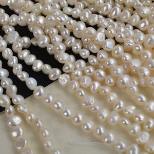 Perles d'eau douce naturelles en vrac, faites à la main, 4-5 mm, brillantes des deux côtés, trous horizontaux, forme baroque irrégulière, vente en gros - Product Image 3