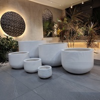 Pot de fleur léger Pots de plantes en argile et en ciment Pots décoratifs d'hôtel Grand cylindre rond en fibre de verre Simple Outdoor Europe White