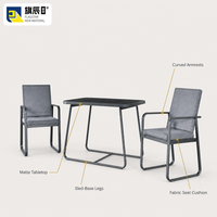 Ensemble de salle à manger d'extérieur 3 pièces avec table à base de traîneau en métal et 2 fauteuils rembourrés, finition charbon grain de bois pour patio
