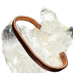 Bracelet manchette ouverte en cuivre torsadé, artisanal, tressé en spirale, en cuivre massif, réglable, fin - Product Image 1