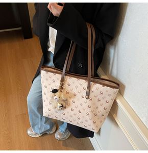 Sac à main imprimé tendance pour femme en cuir PU – Idéal pour les voyages, le shopping et le travail - Product Image 4