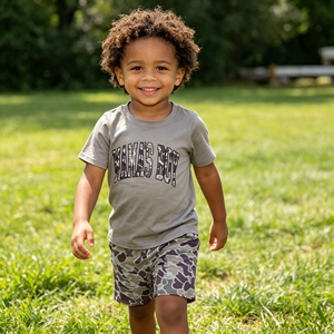 BSSO2018 RTS Boutique Baby MAMAS BOY Conjunto de Verano para Niño con Bordado de Camuflaje Gris, Venta al Por Mayor - Product Image 1