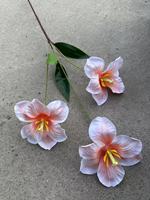 Nouvelles Tulipes Artificielles en Soie à 3 Têtes Style Moderne pour Décoration de Fond de Salle de Mariage, Centres de Table, Allée et Décoration Photo