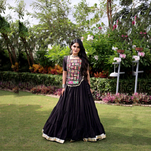 Conjunto Indio-Pakistaní Negro Bordado con Falda Plisada y Fruncida, Vestido Tradicional para Bodas y Festivales - Product Image 1