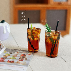Miniature de bouteille de café glacé Americano rouge vif en résine plastique, accessoire de bijouterie, décoration artisanale, Printemps 2026, Origine Yiwu - Product Image 1