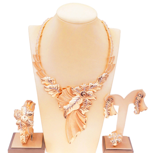 <span class=keywords><strong>Parure</strong></span> de <span class=keywords><strong>bijoux</strong></span> de luxe 4 pièces en feuille d'<span class=keywords><strong>or</strong></span> avec accent cristal, collier en Y floral et accessoires assortis, ensemble tendance pour mariée et usage quotidien - Product Image 2