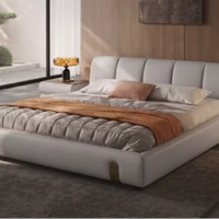 Lit en cuir de vachette de qualité supérieure au design minimaliste italien, avec structure en bois de sapin et en acier, garnissage en éponge haute résilience