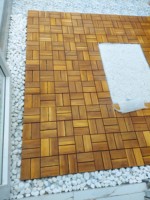 Baldosas de Madera de Acacia de Alta Calidad MAPLE LEAF DT012 de 8 Listones, Revestimiento de PU de 12 mm, Superficie con Gráficos Modernos para Exteriores