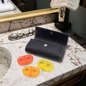 Boîte à pilules de voyage portable haut de gamme, nouveau modèle, style populaire, en plastique de haute qualité, aspect cuir - Promotion pour une semaine - Product Image 1