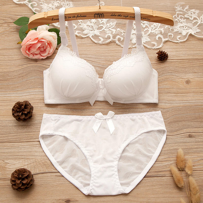 Wholesale of Solid-color Lace Bras for Girls, Gathering Small-cut Ladies' In-stock Lingerie Sets