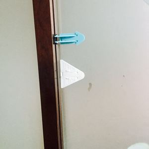 Cerradura de puerta corredera y ventana de seguridad para niños, <span class=keywords><strong>bloqueador</strong></span> de ventana a prueba de bebés, cerradura segura de plástico para gabinetes - Product Image 4