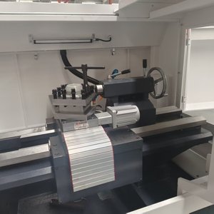 Torno de Cama Plana CK6150-1000 de Alta Eficiencia para Taller Metálico, con Barras de Acero de Alta Resistencia y Materiales de Hierro - Product Image 5