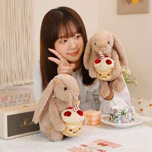 ジェリーキャット ケーキを持ったウサギのぬいぐるみ、超柔らかいぬいぐるみとPPコットンの詰め物、誕生日の慰めの仲間、若い女の子向け - Product Image 1