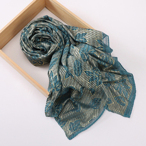 Echarpe chaude d'hiver pour femmes Couvre-chef <span class=keywords><strong>Tuban</strong></span> Echarpe Nouveau design Echarpe en coton motif doré Hijab - Product Image 1