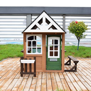 Casa de juegos infantil de madera con puerta verde, cafetería de simulación para patio trasero con mostrador, bancos y puerta decorativa. - Product Image 1